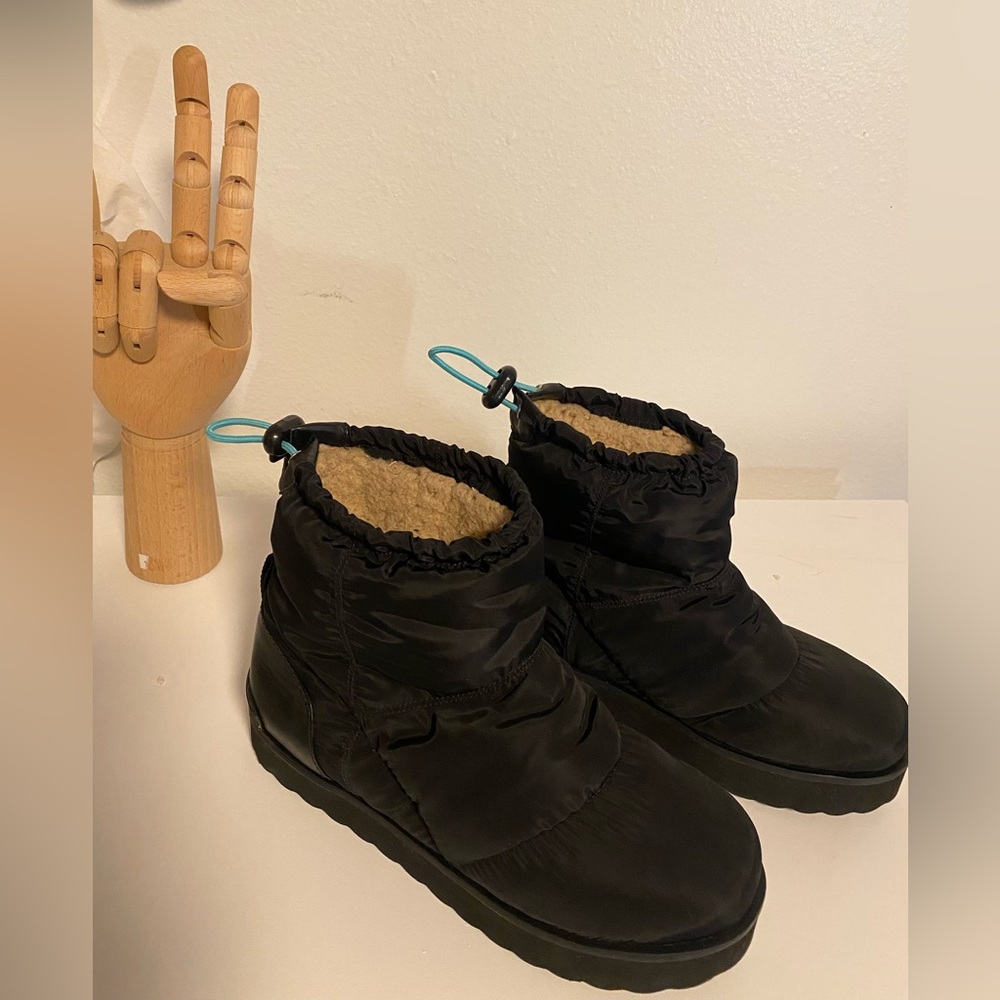 Larroudé Black Montana quilted boots with cozy sherpa lining-